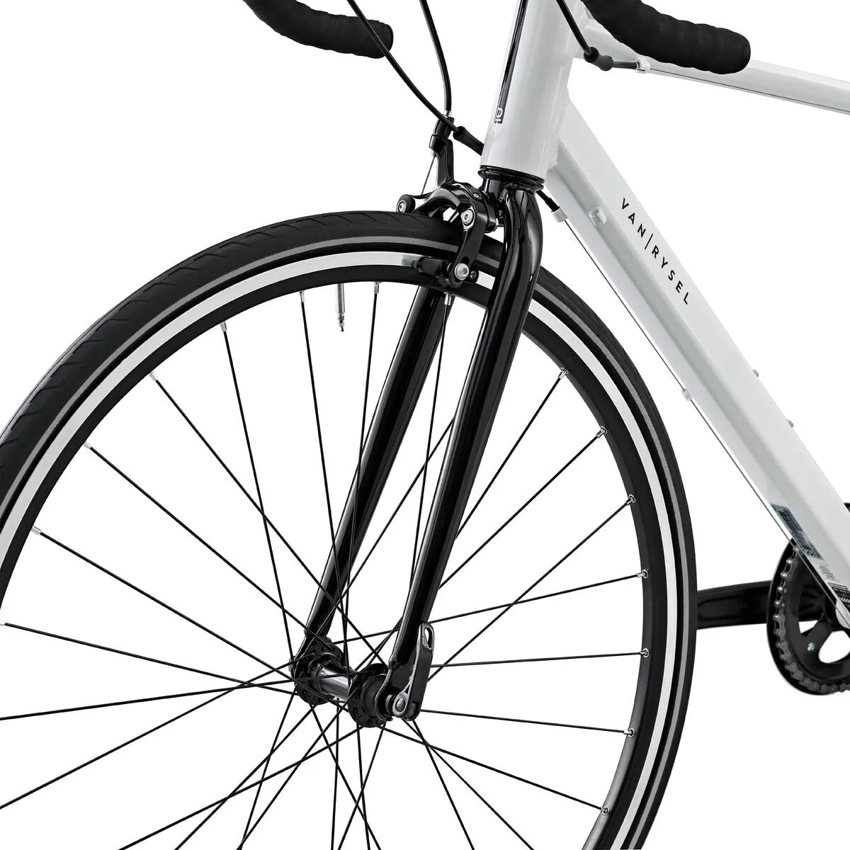 Front rim brake, steel fork and 700 × 28 tyre